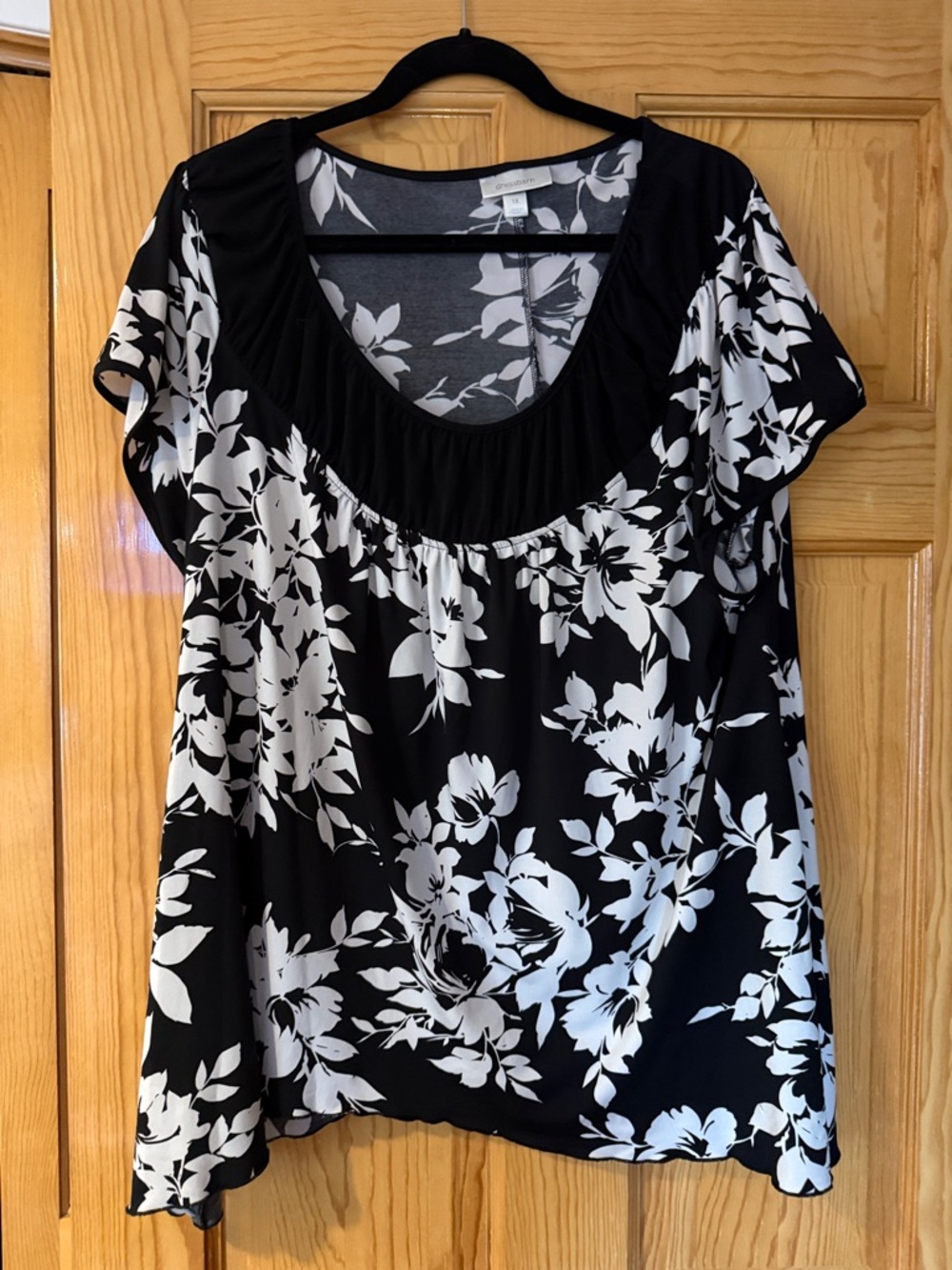 Dress Barn Black and White Floral Scoop Neck Tunic with Ruching